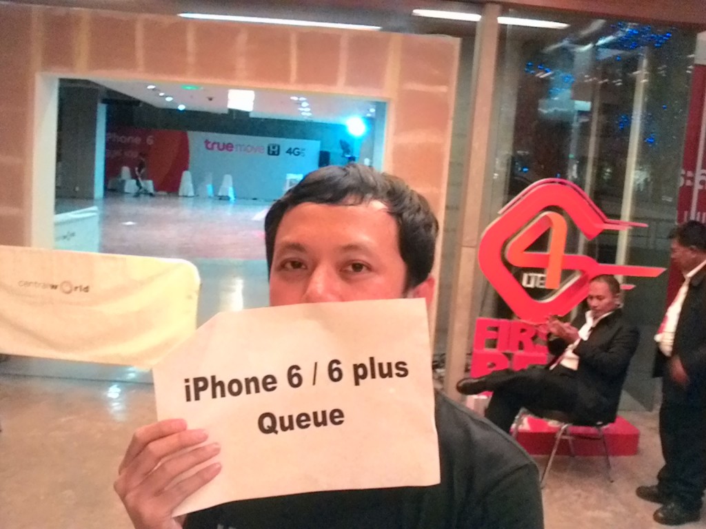 คนไทยต่อคิวซื้อ iphone 6 plus คนแรก